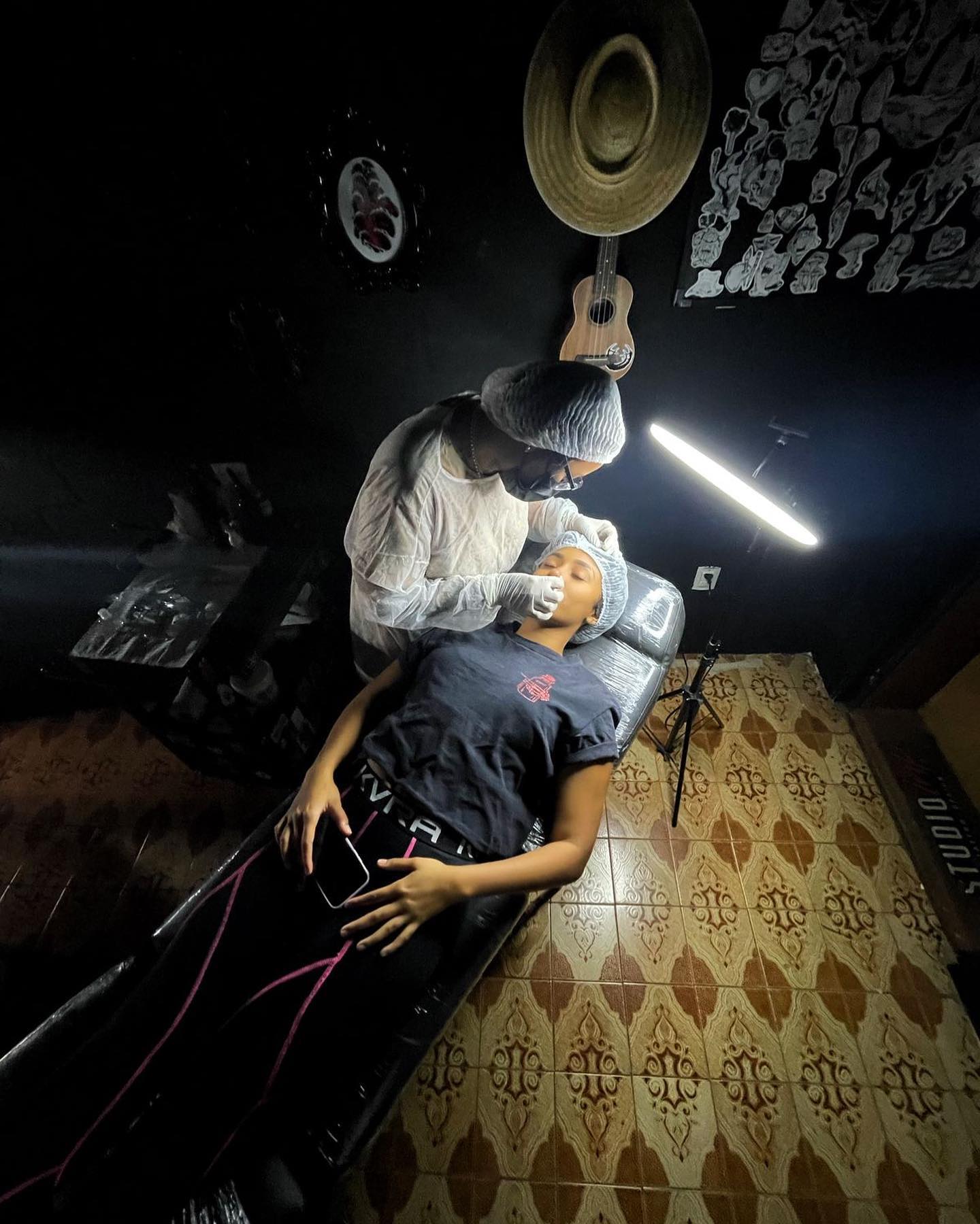 Flávia Roma, body piercer, no estúdio em Artur Nogueira